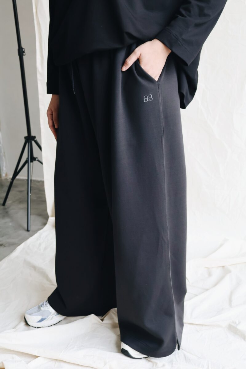 At Ease – Trousers in Resilience (Black)