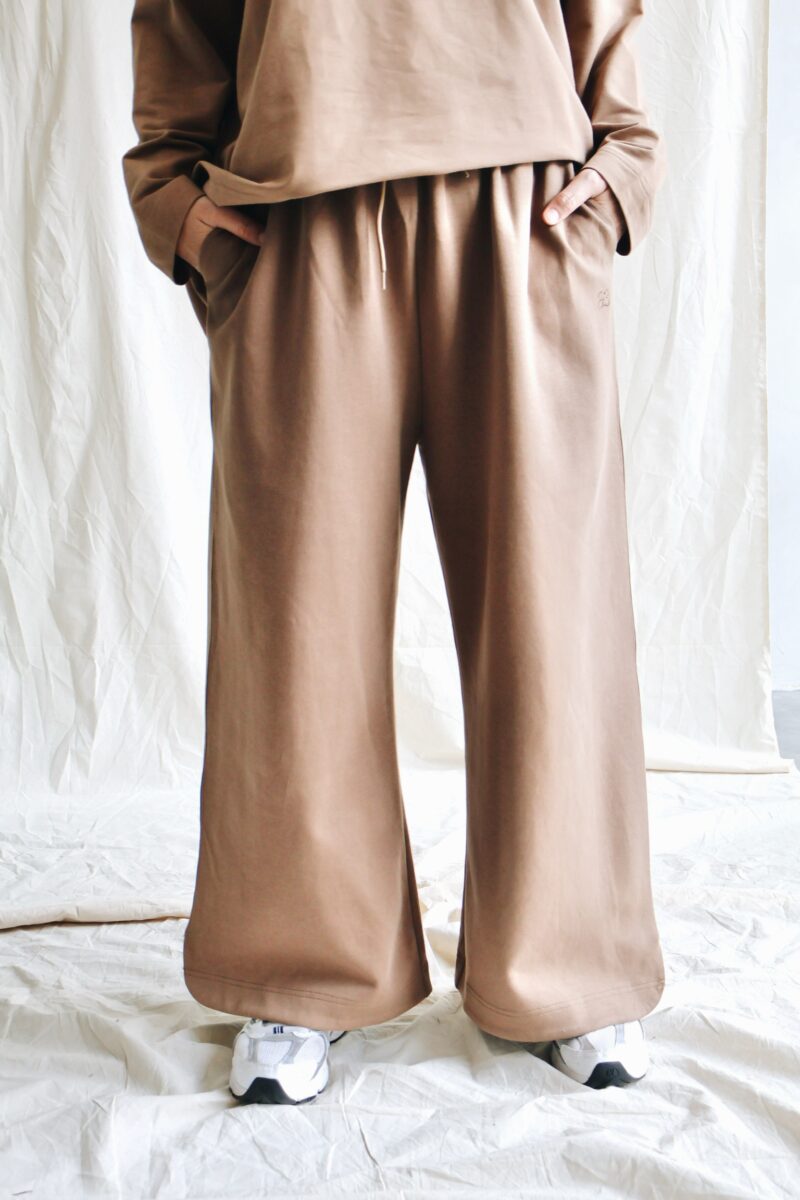 At Ease – Trousers in Grounded (Brown)