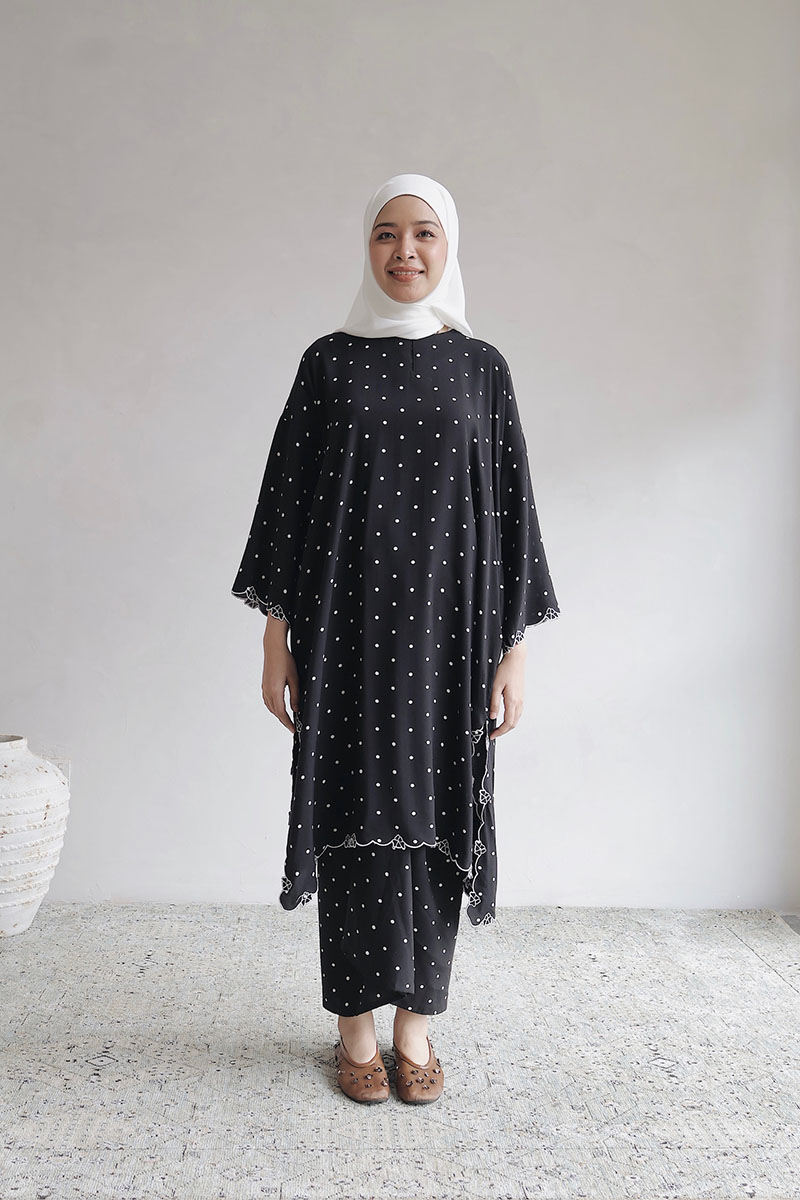 Polka Kalthum in Black