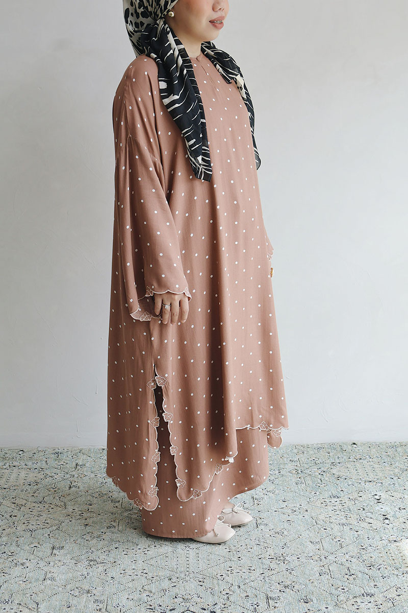 Polka Kalthum in Brown - Image 5