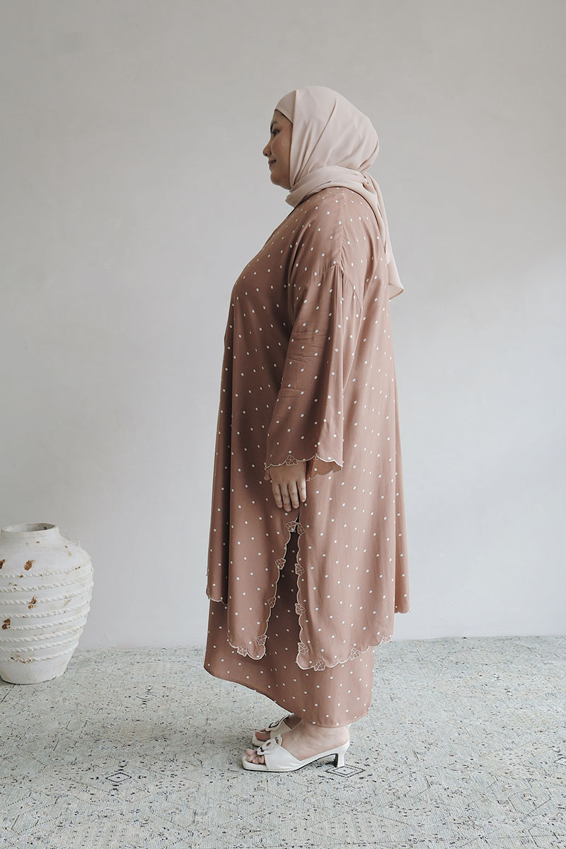 Polka Kalthum in Brown - Image 4