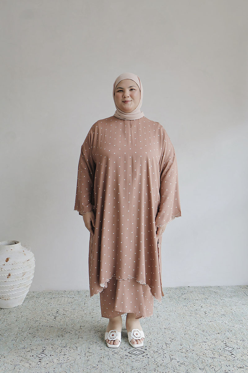 Polka Kalthum in Brown - Image 3