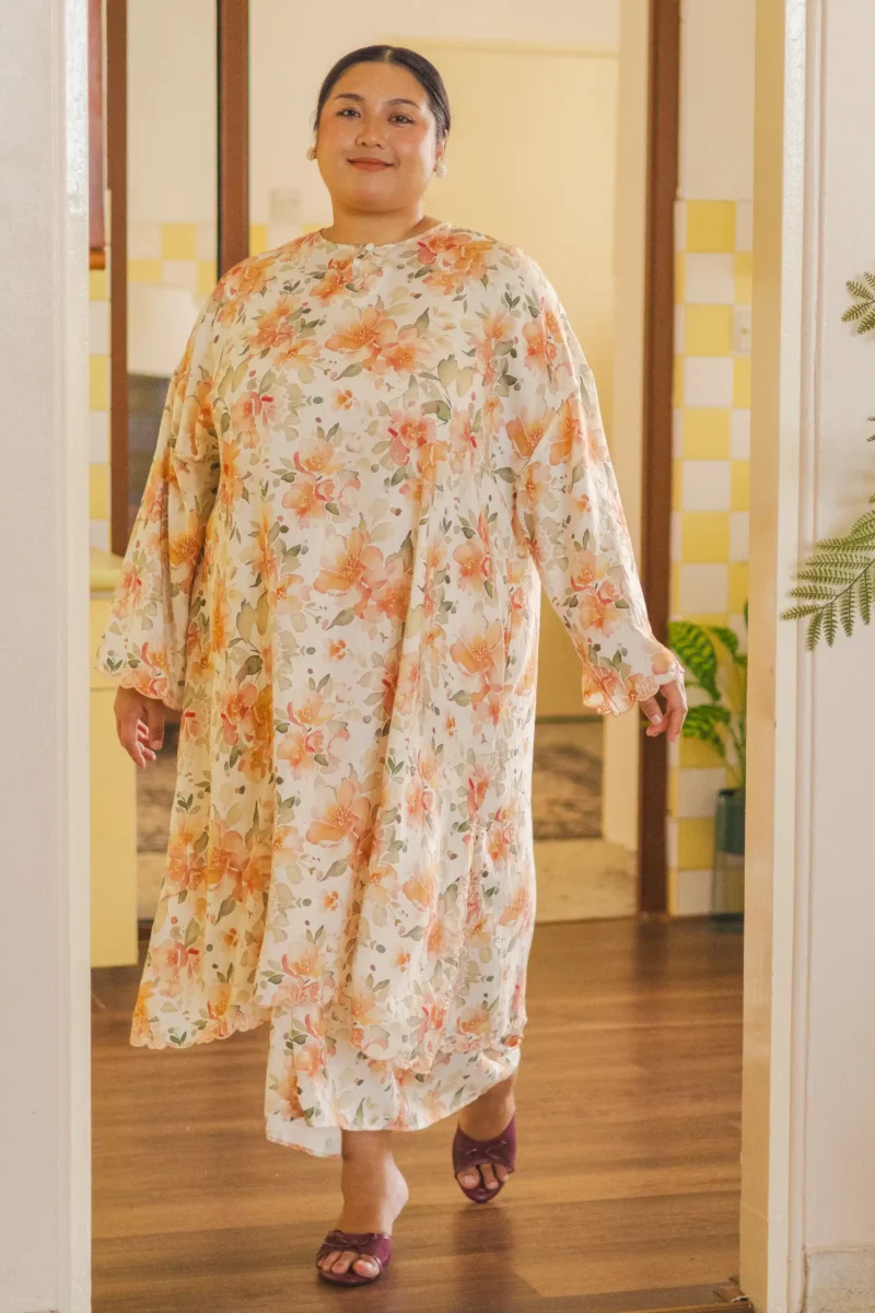 Kalthum Kuntum Kurung in Peach