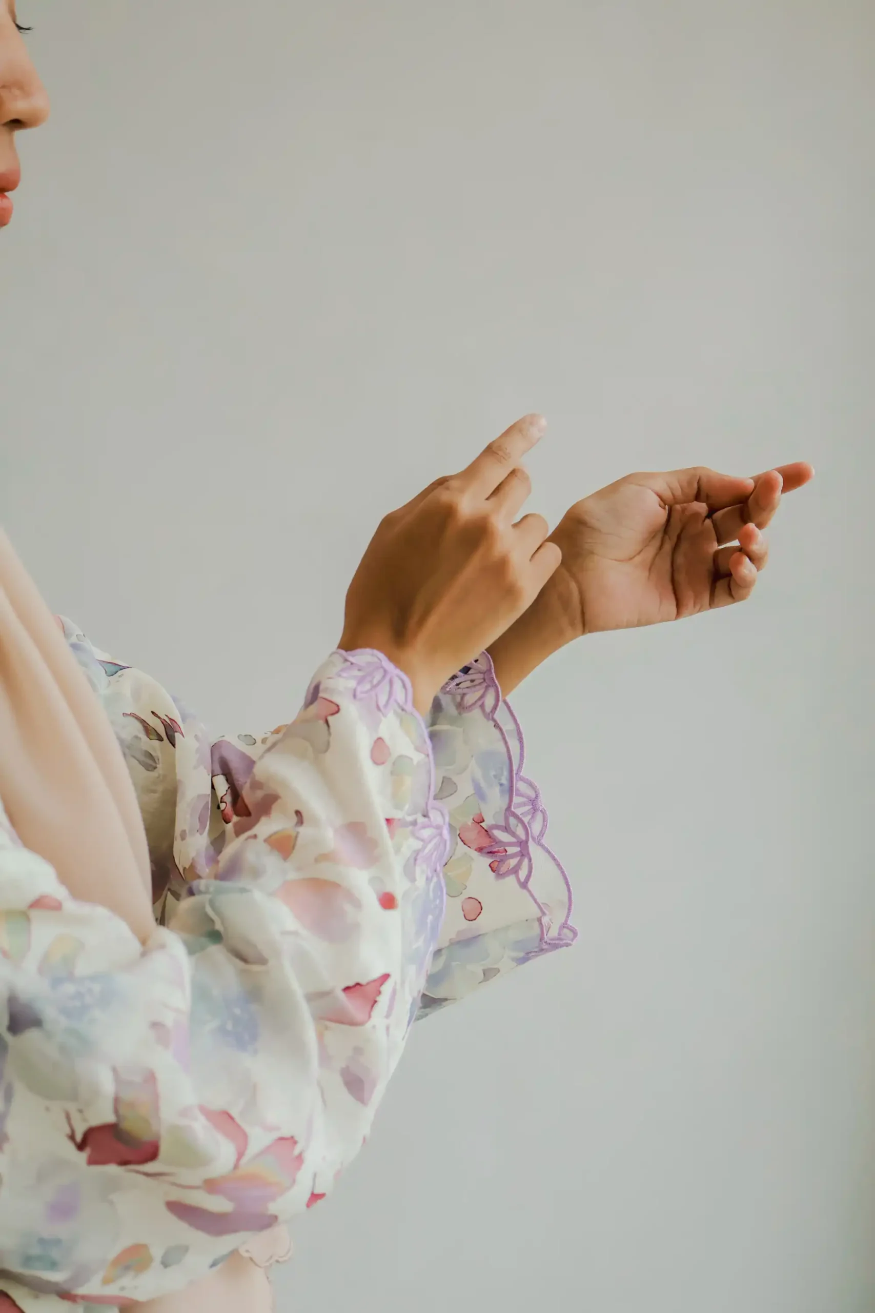 Kalthum Kuntum Kurung in Lilac - Image 5