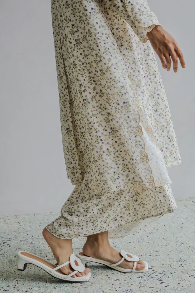 Alternative view of Kalthum Anggun Kurung in White