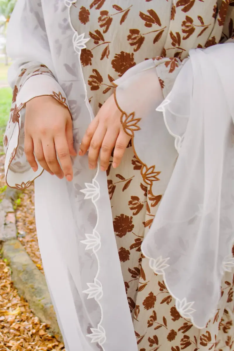 Alternative view of Bunga Lawang Selendang White