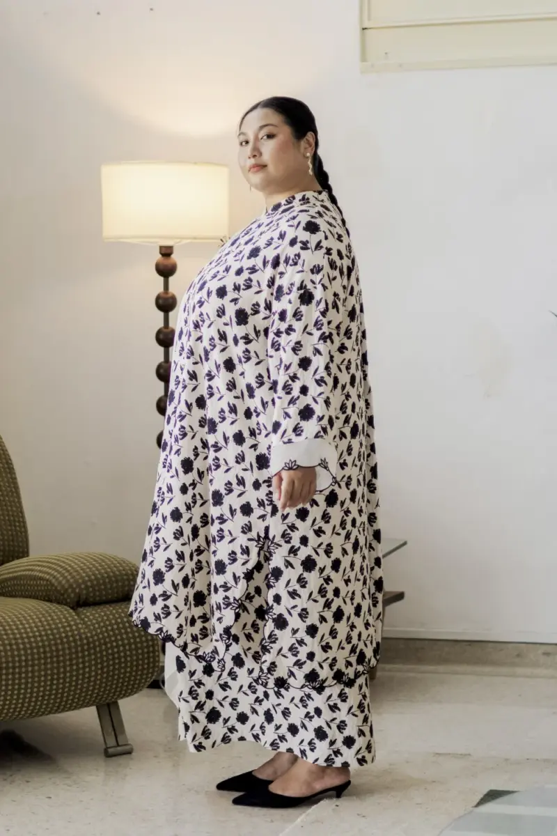 Alternative view of Che Chom Mekar Black