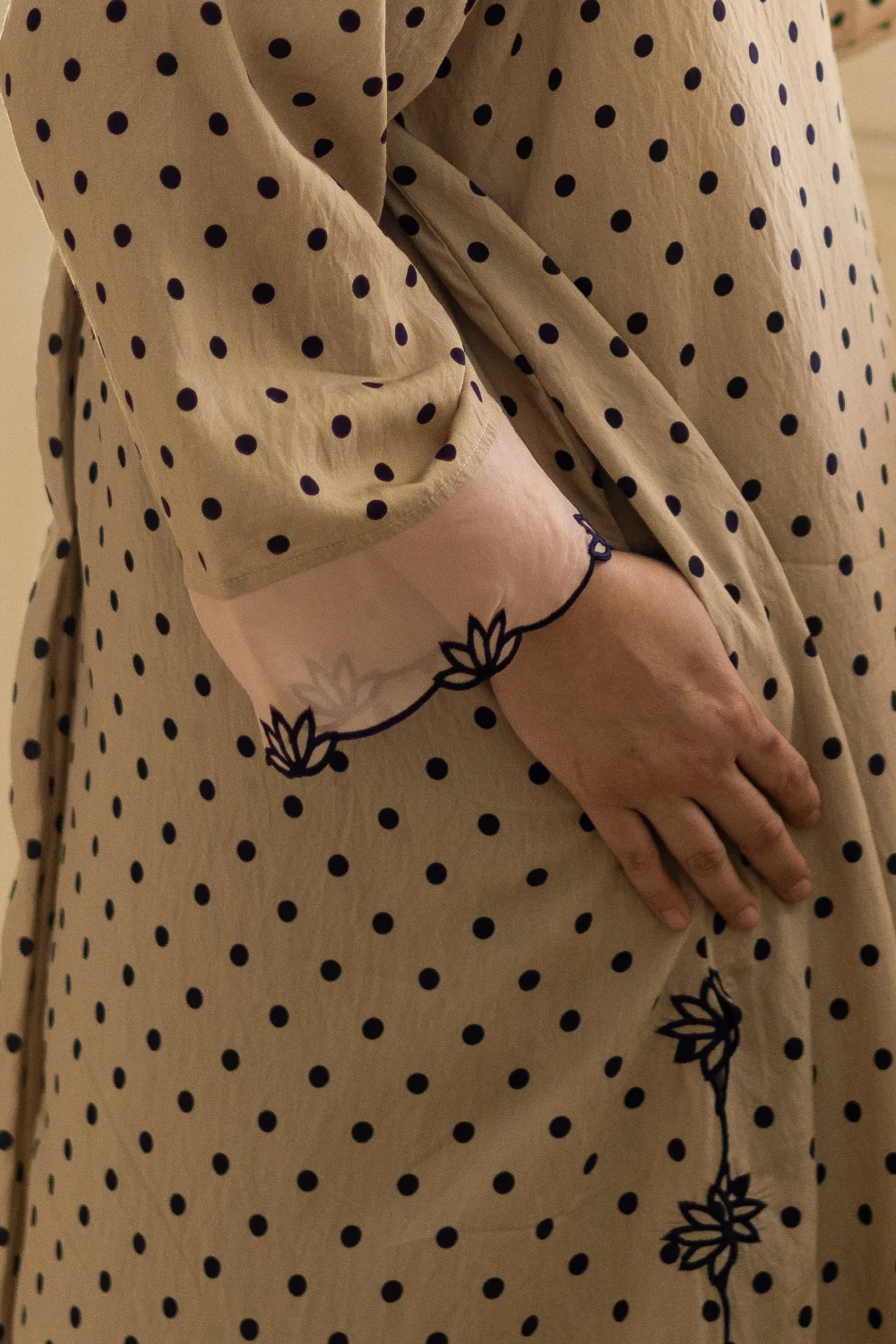 Che Chom Polka Brown - Image 2