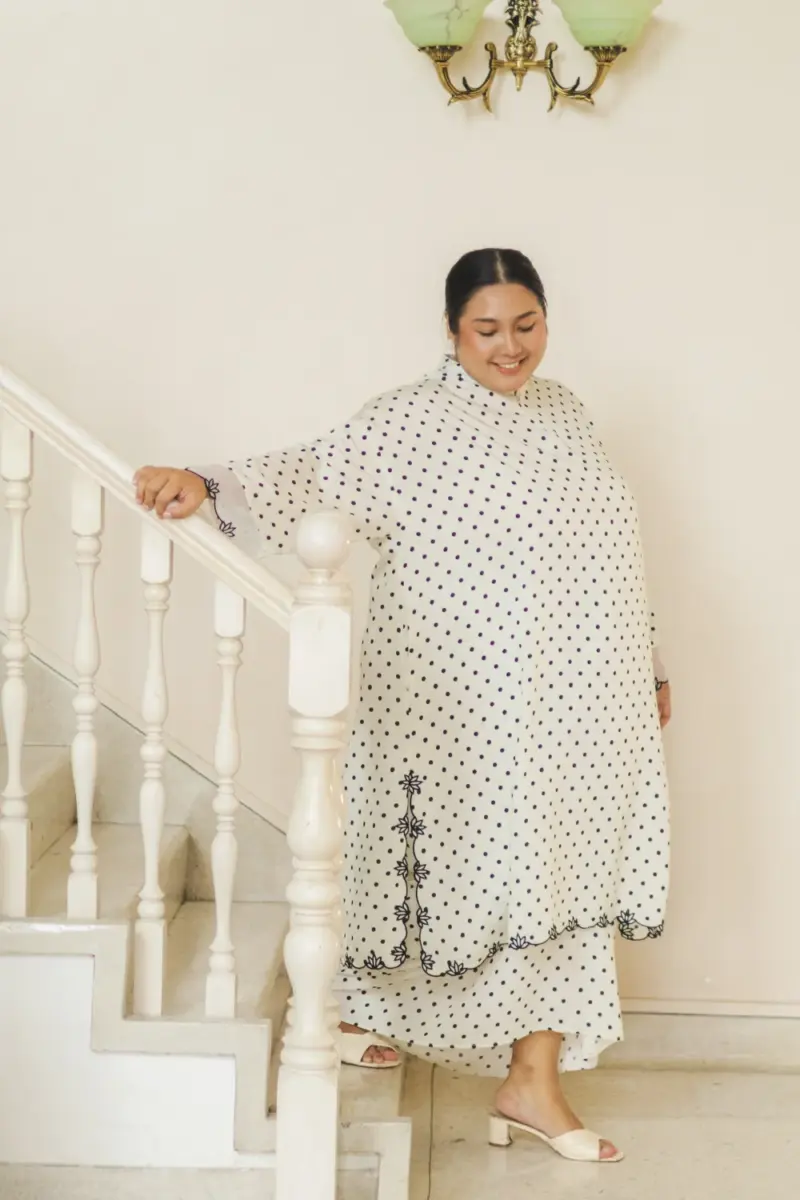 Alternative view of Che Chom Polka White